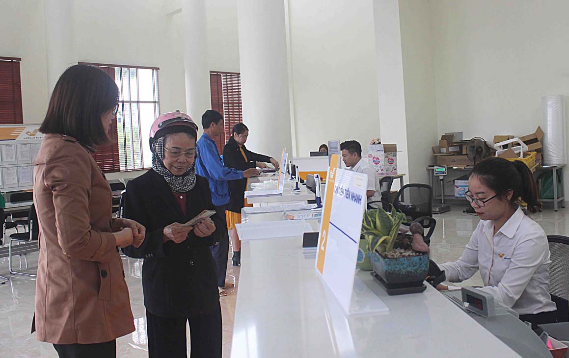 Người dân đến mua bảo hiểm y tế hộ gia đình tại Bưu cục Giao dịch (Bưu điện thành phố Lai Châu).